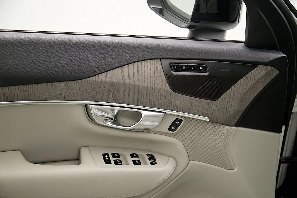 New 2023 Crystal White Volvo Plus image 11