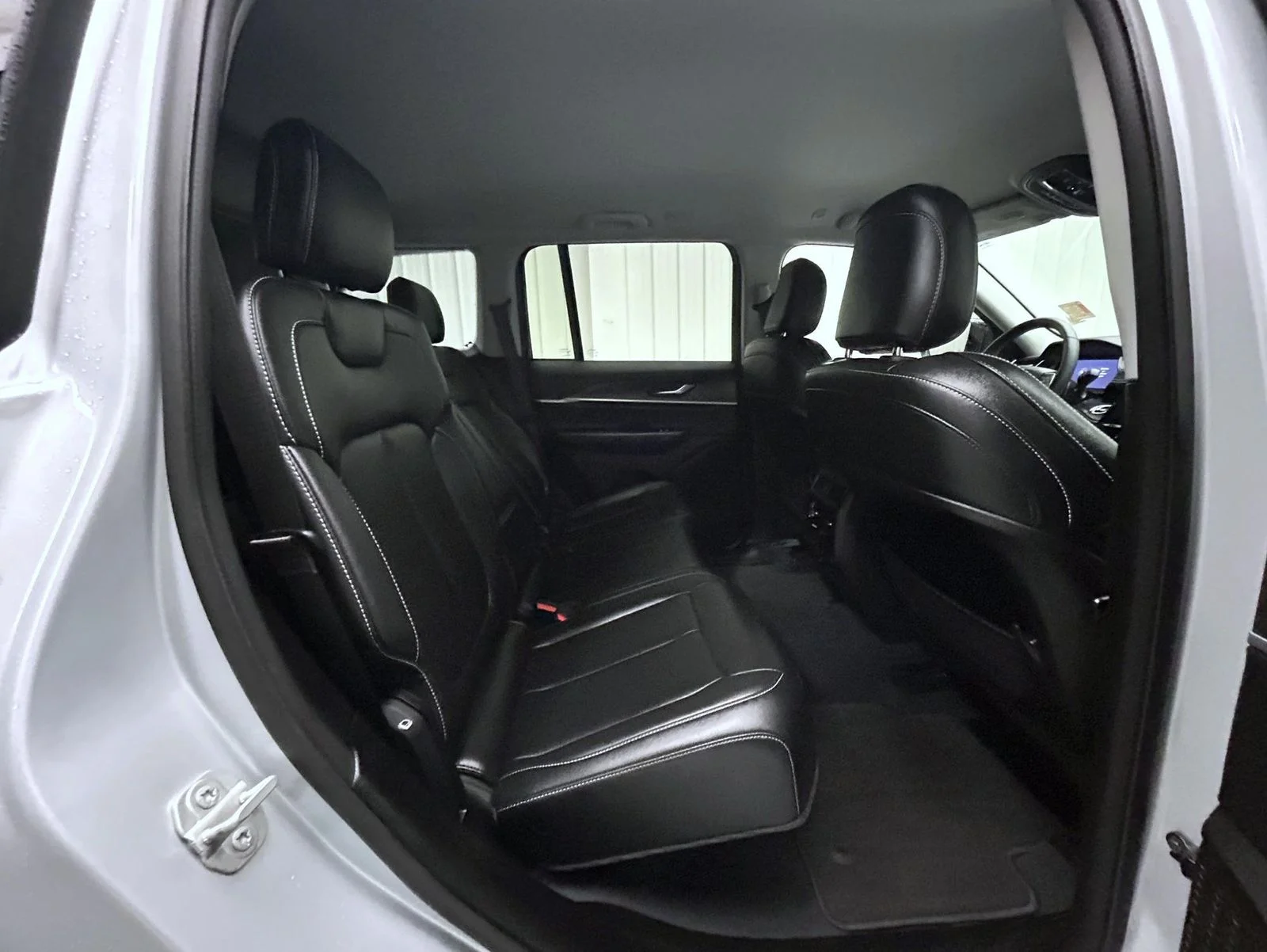 Used 2023 Silver Jeep Limited image 18