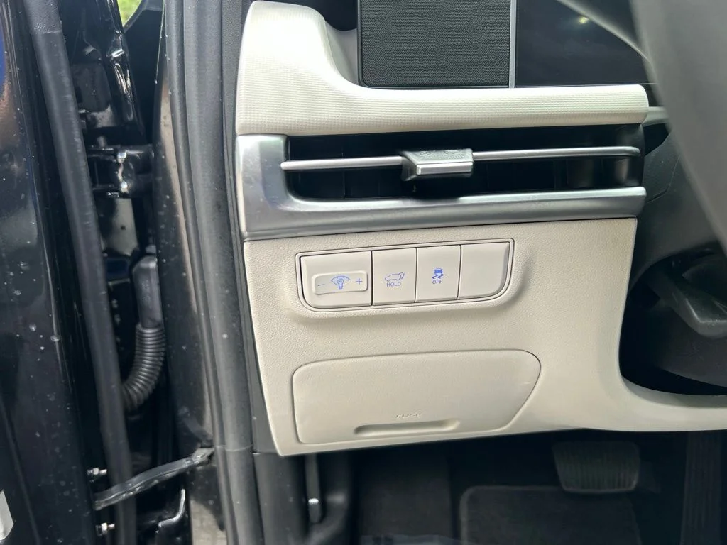 Used 2025 Black Hyundai SEL image 24