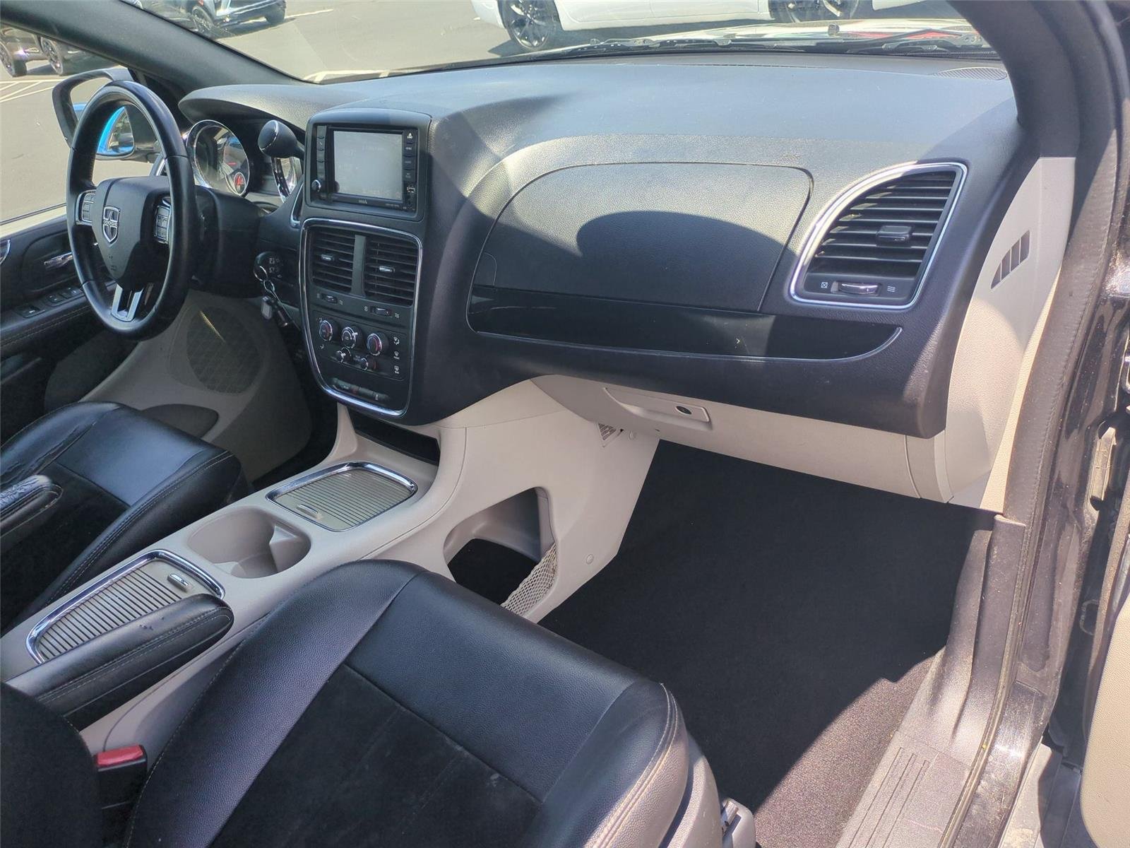 Used 2018 Black Onyx Crystal Pearlcoat Dodge SXT image 51
