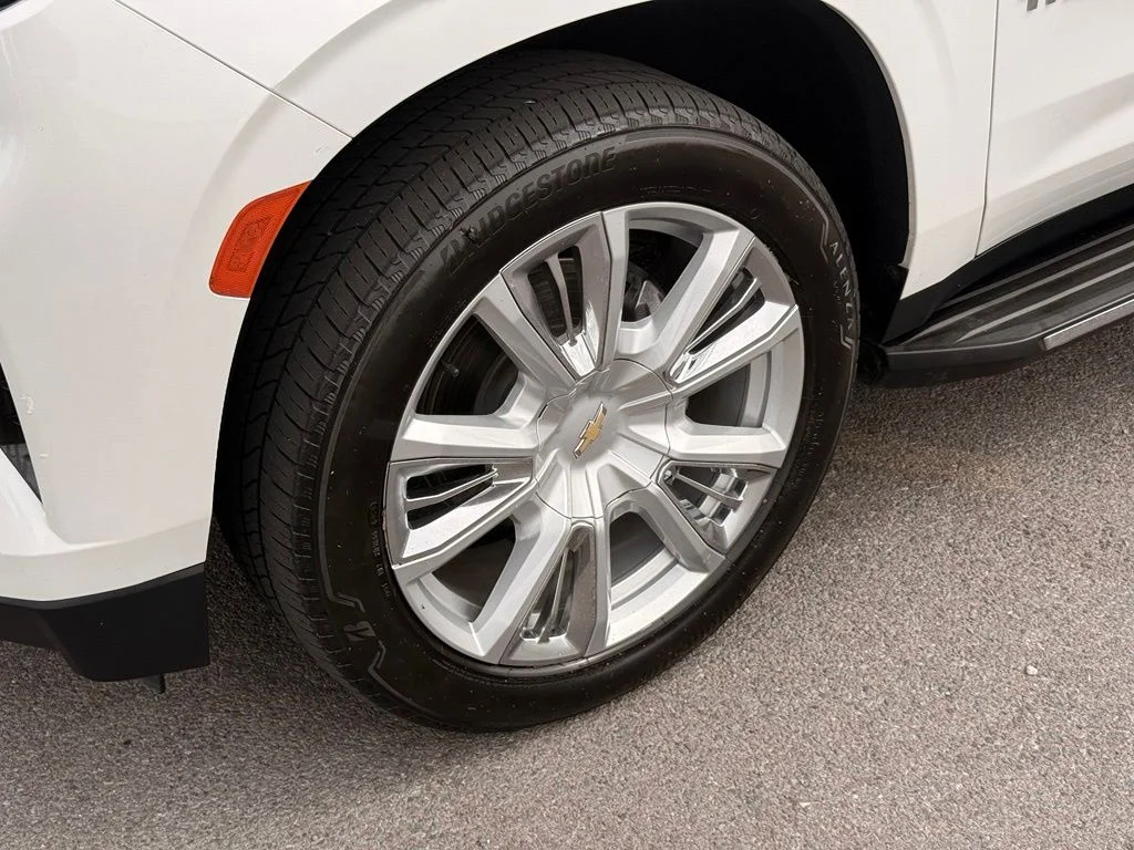 Used 2021 Pearl Chevrolet High Country image 12