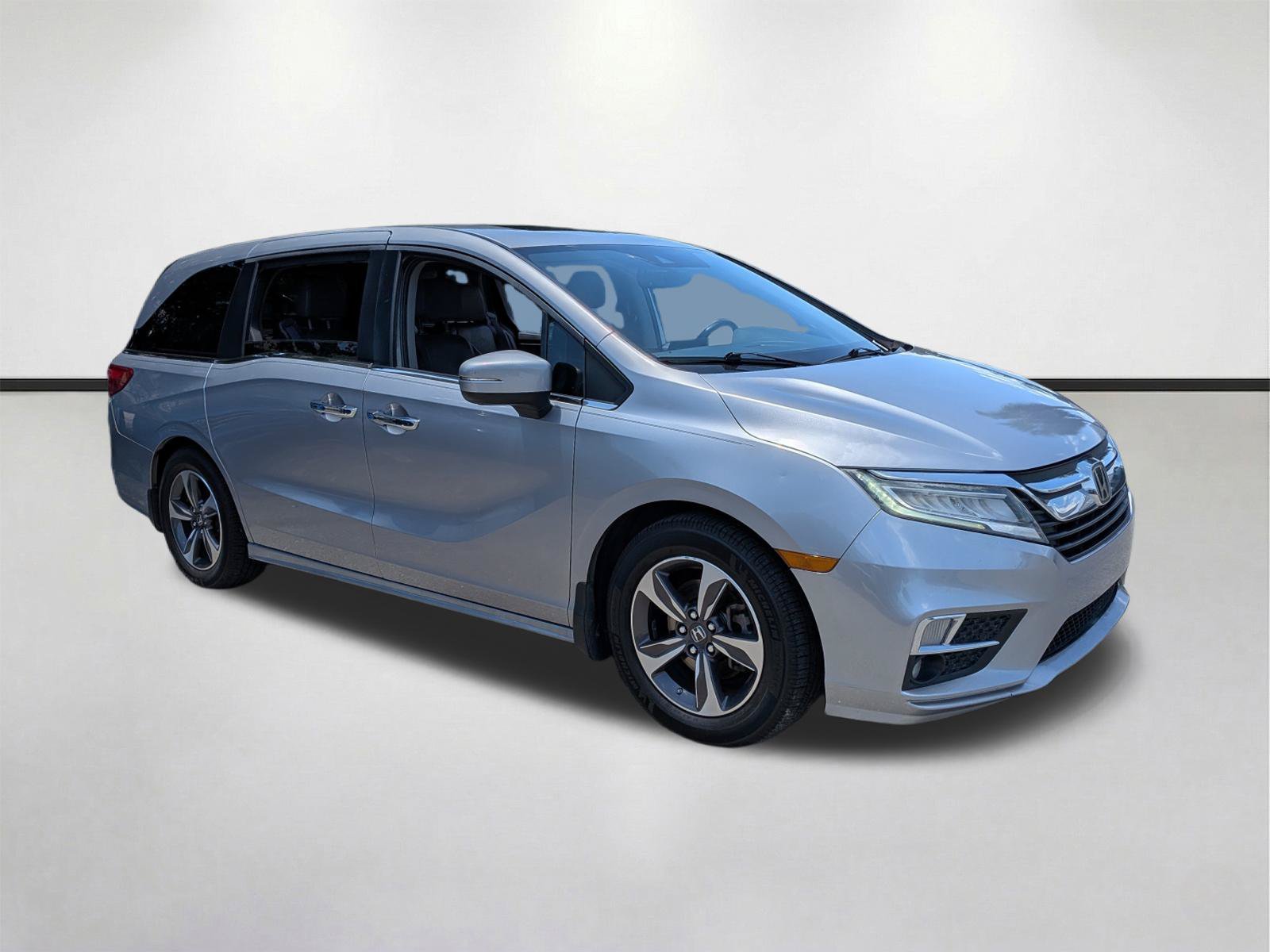 Used 2019 Lunar Silver Metallic Honda Touring image 2