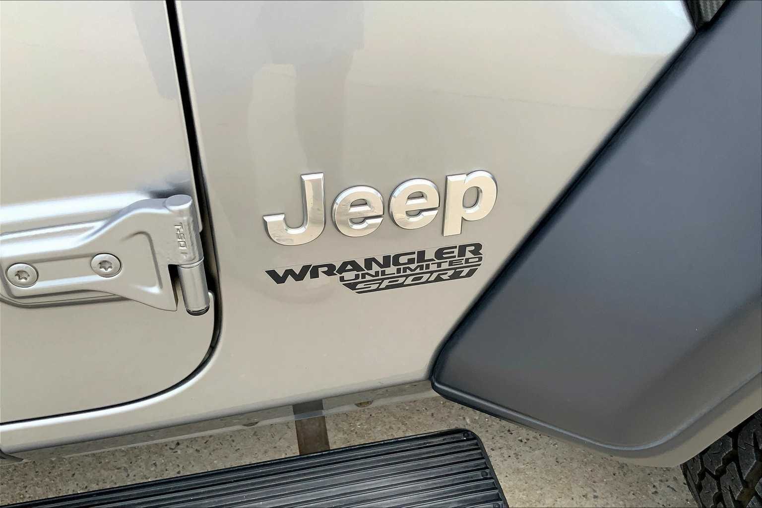 Used 2018 Billet Silver Metallic Clearcoat Jeep Sport S image 29