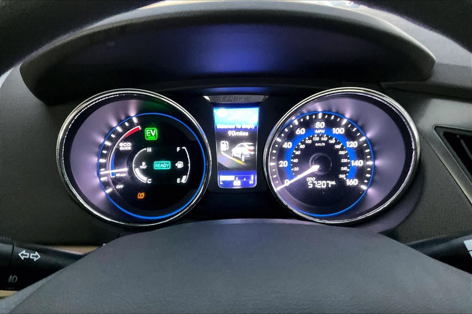 Used 2013 Porcelain White Pearl Hyundai  image 25