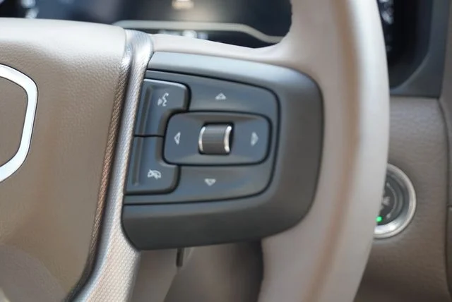 Used 2023 White GMC Denali image 29