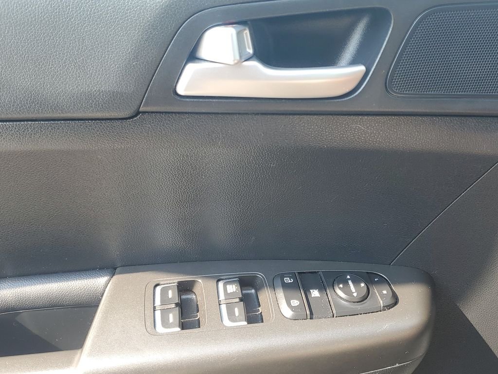 Used 2022 Snow White Pearl Kia LX image 6