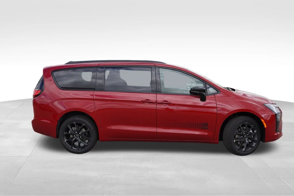 New 2027 Red Hot Pearl-Coat Paint Chrysler Select image 2