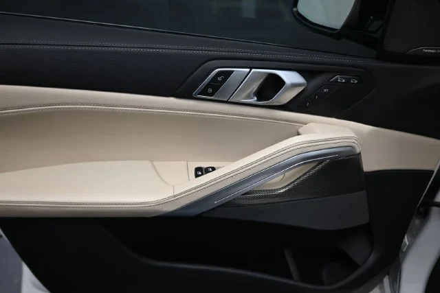 Used 2021 White BMW sDrive40i image 19