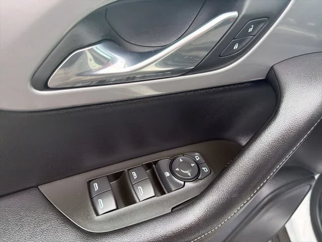 Used 2025 Summit White Chevrolet 2LT image 24