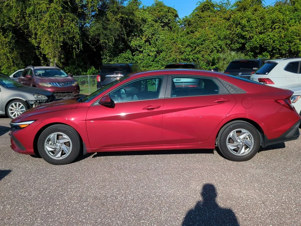 Used 2024 Red Hyundai SE image 2