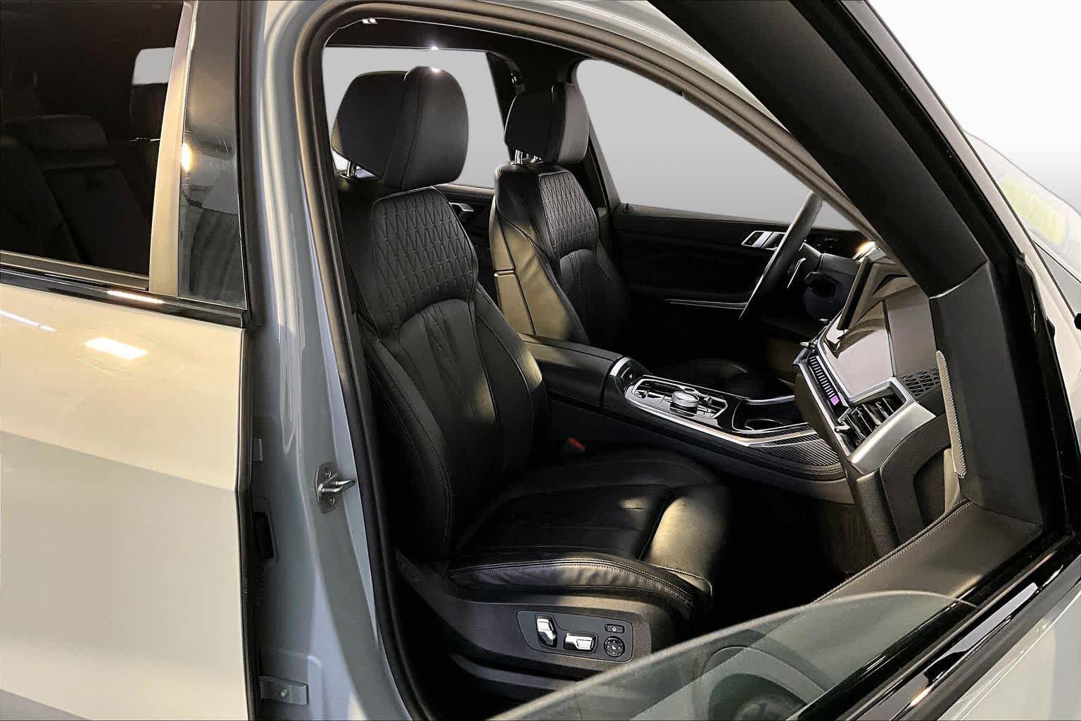 Used 2023 Brooklyn Grey Metallic BMW M60i image 8