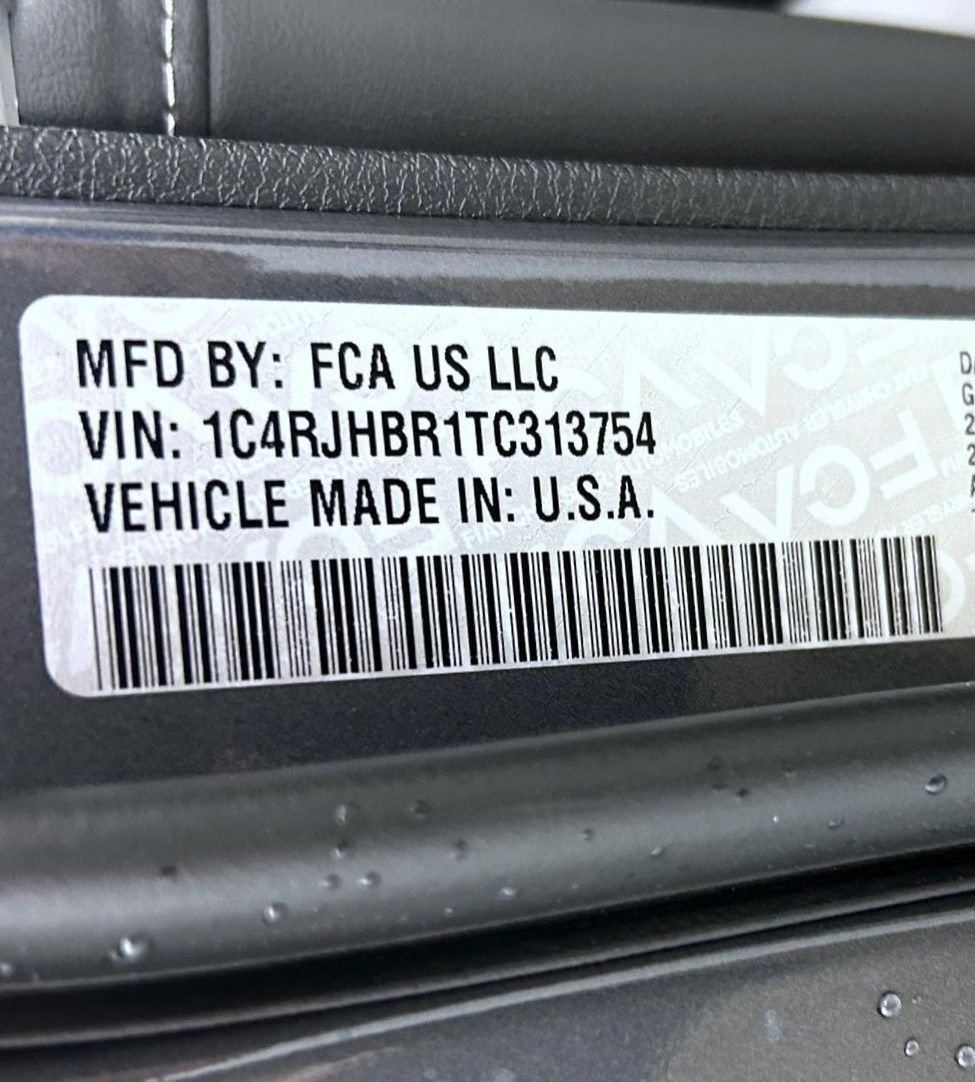 New 2026 Baltic Gray Metallic Clear-Coat Exterior Paint Jeep Limited Reserve image 26