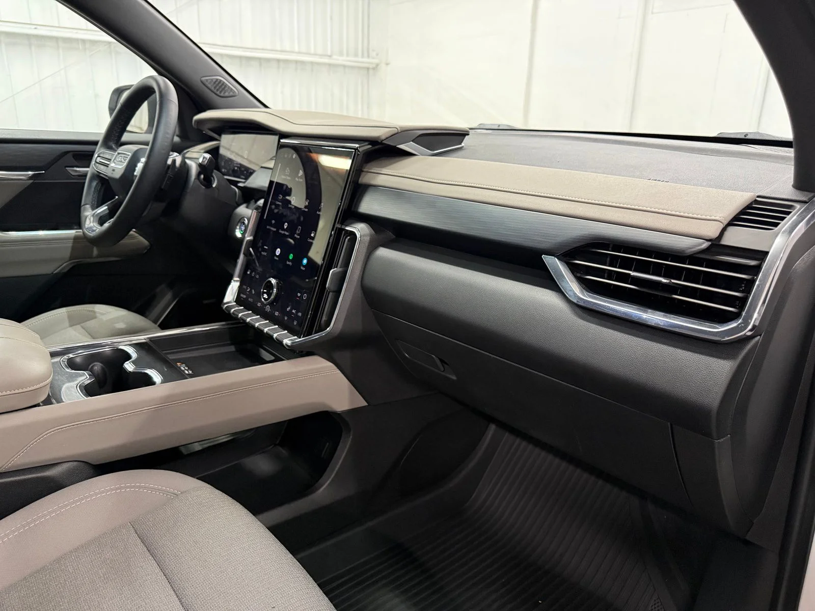Used 2025 White GMC Elevation image 26