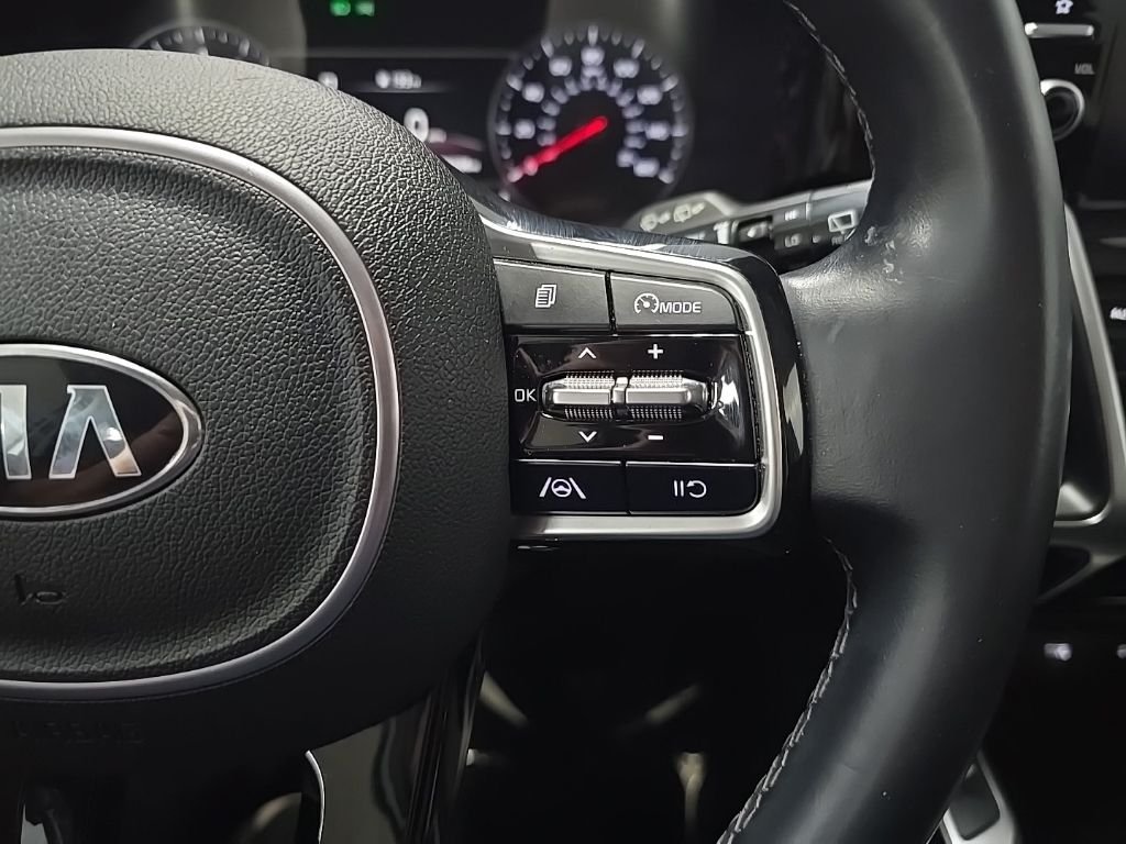 Used 2021 White Kia S image 20