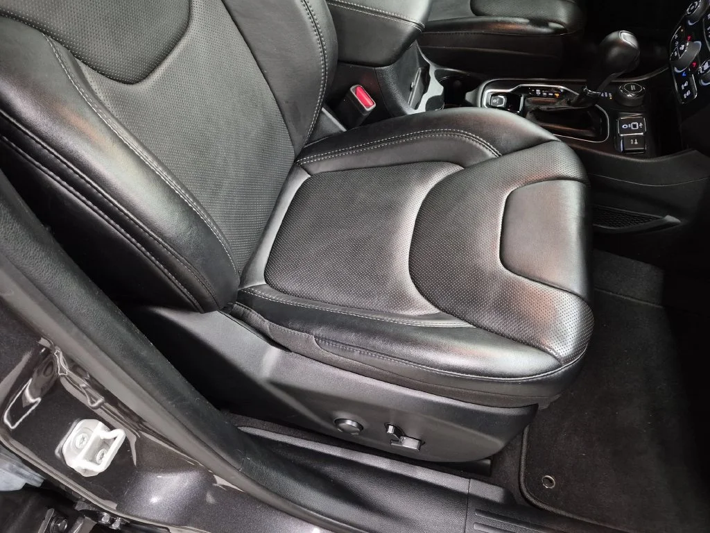 Used 2023 Gray Jeep Altitude image 27