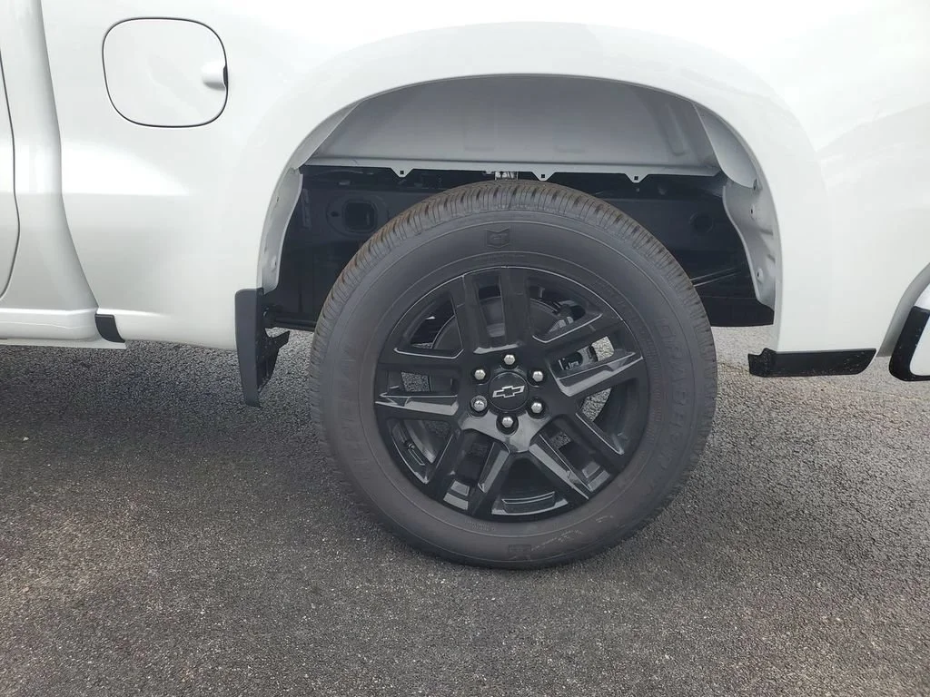 New 2026 Summit White Chevrolet Custom image 38