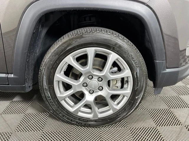 Used 2023 Gray Jeep Latitude Lux image 9