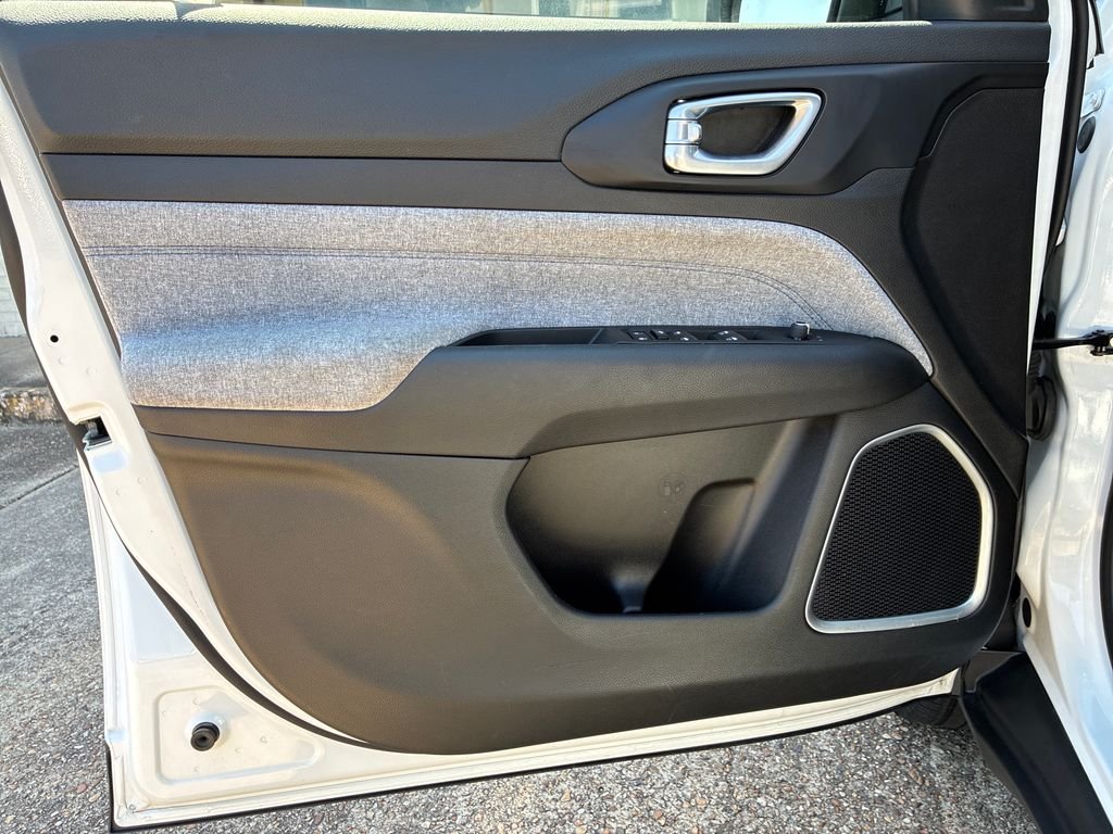Used 2024 White/off-white Jeep Latitude image 11