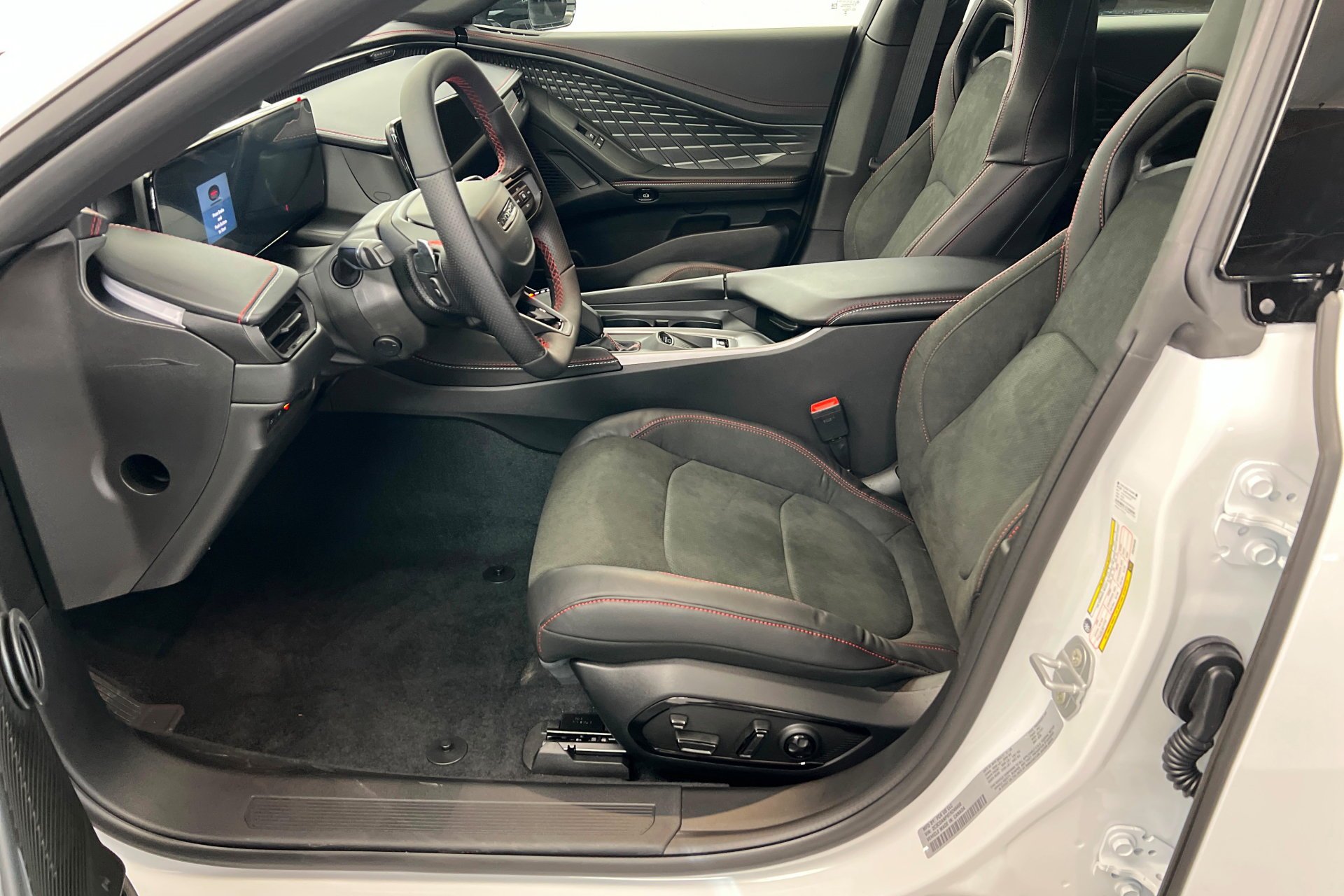 New 2026 White Knuckle Exterior Paint Dodge R/T Plus image 18