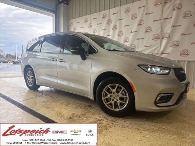 2024 Chrysler Pacifica Touring L's photo