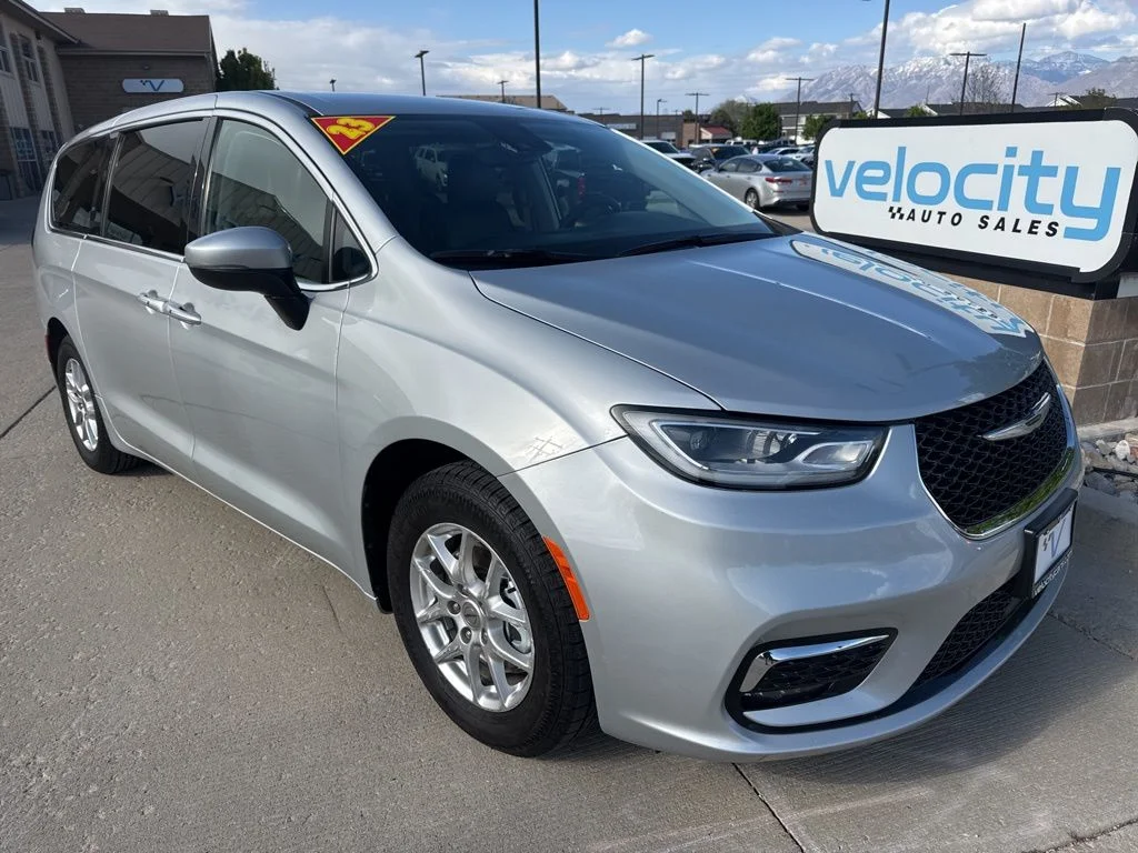 2023 Chrysler Pacifica Touring L's photo