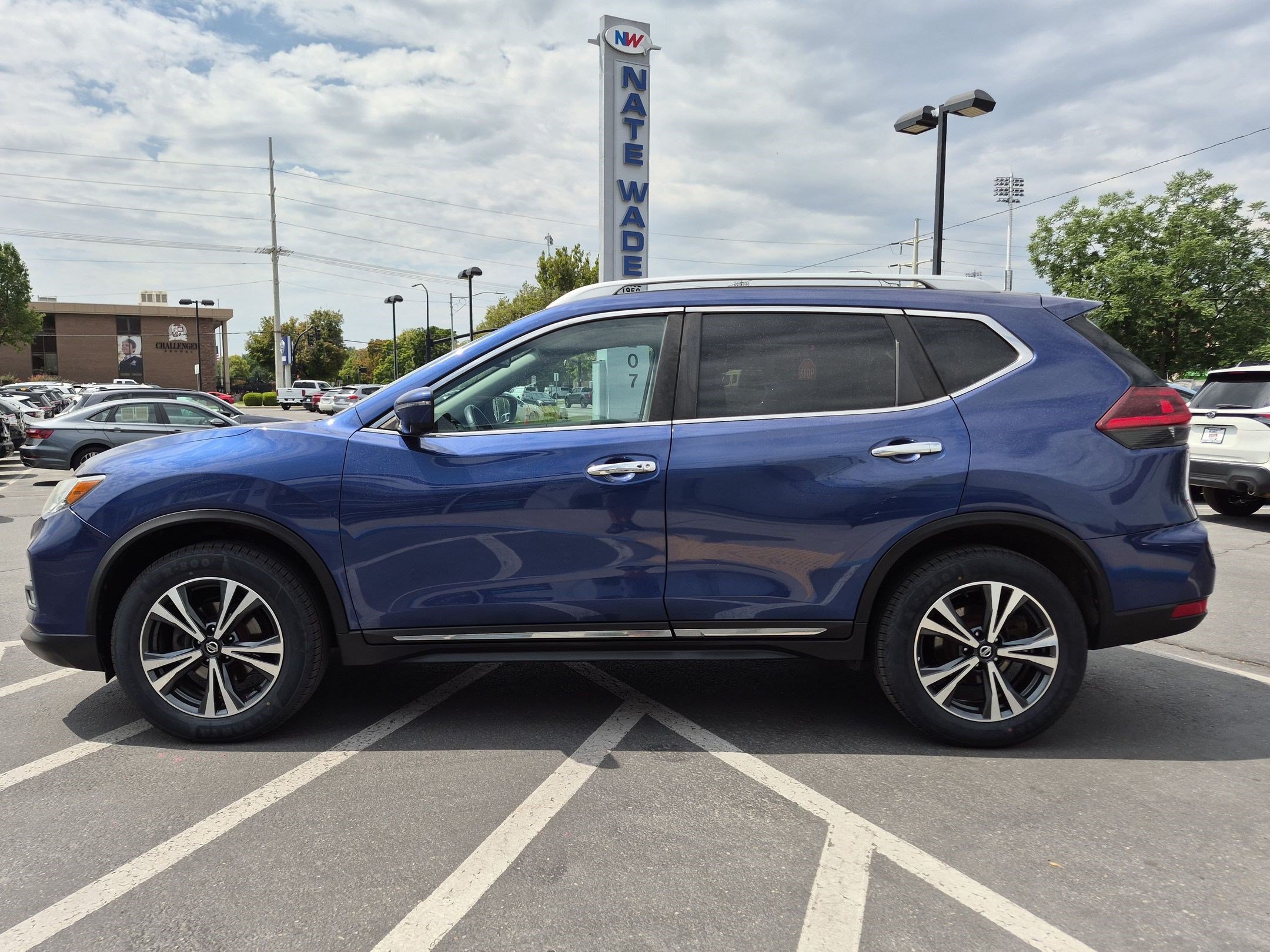 Used 2018 Caspian Blue Nissan SL image 7
