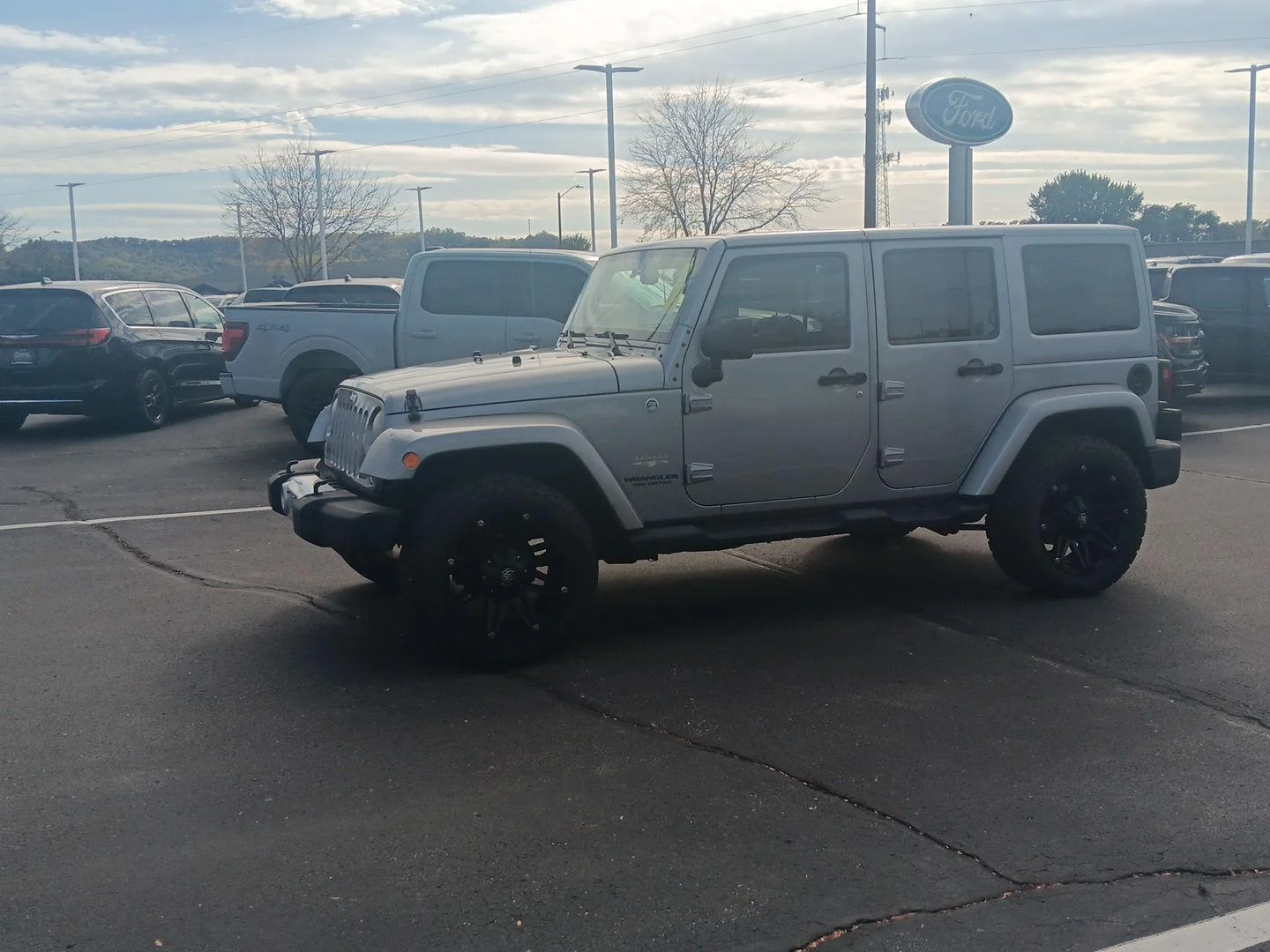 Used 2014 Billet Metallic Clearcoat Jeep Sahara image 10