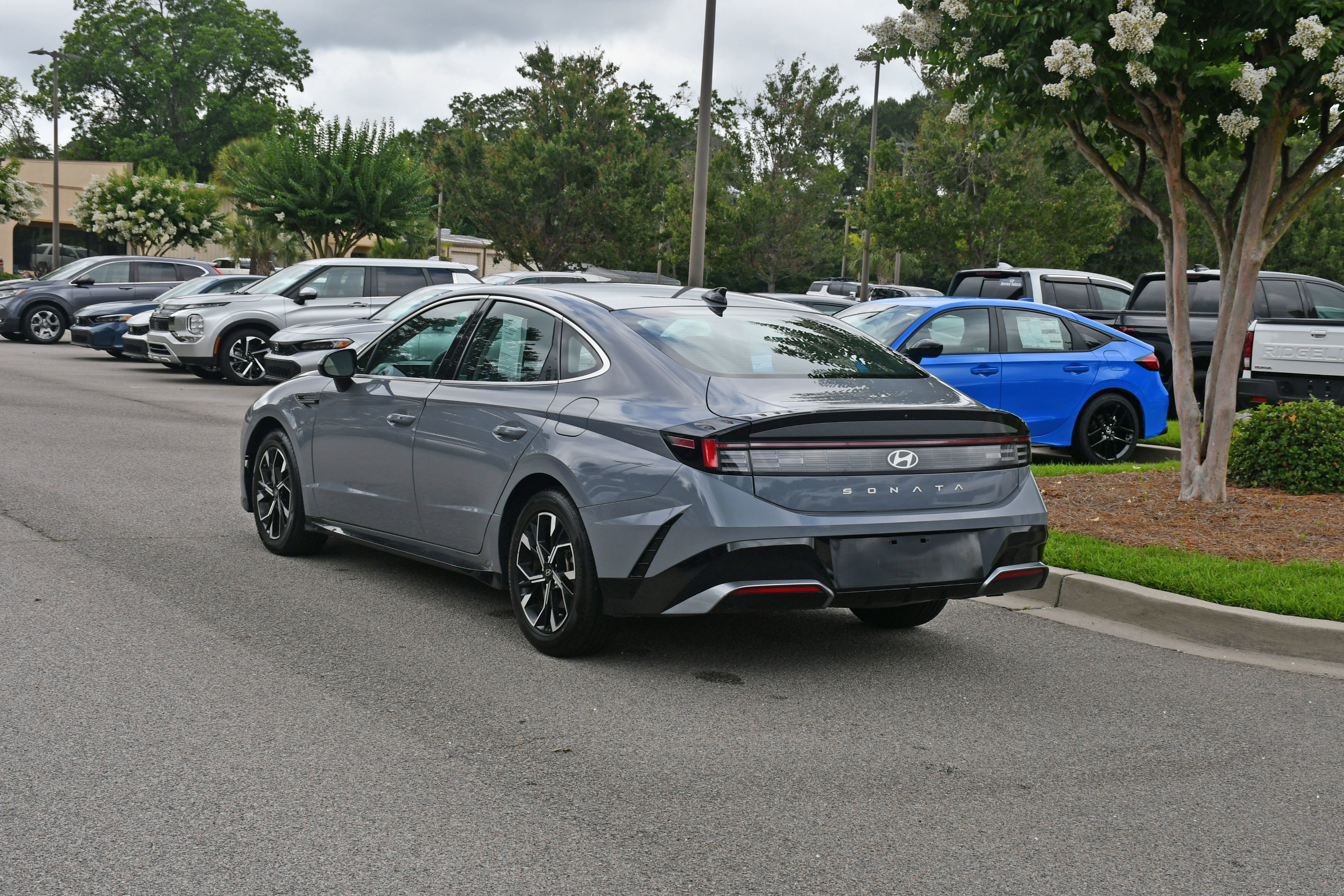 Used 2025 Blue Hyundai SEL image 3