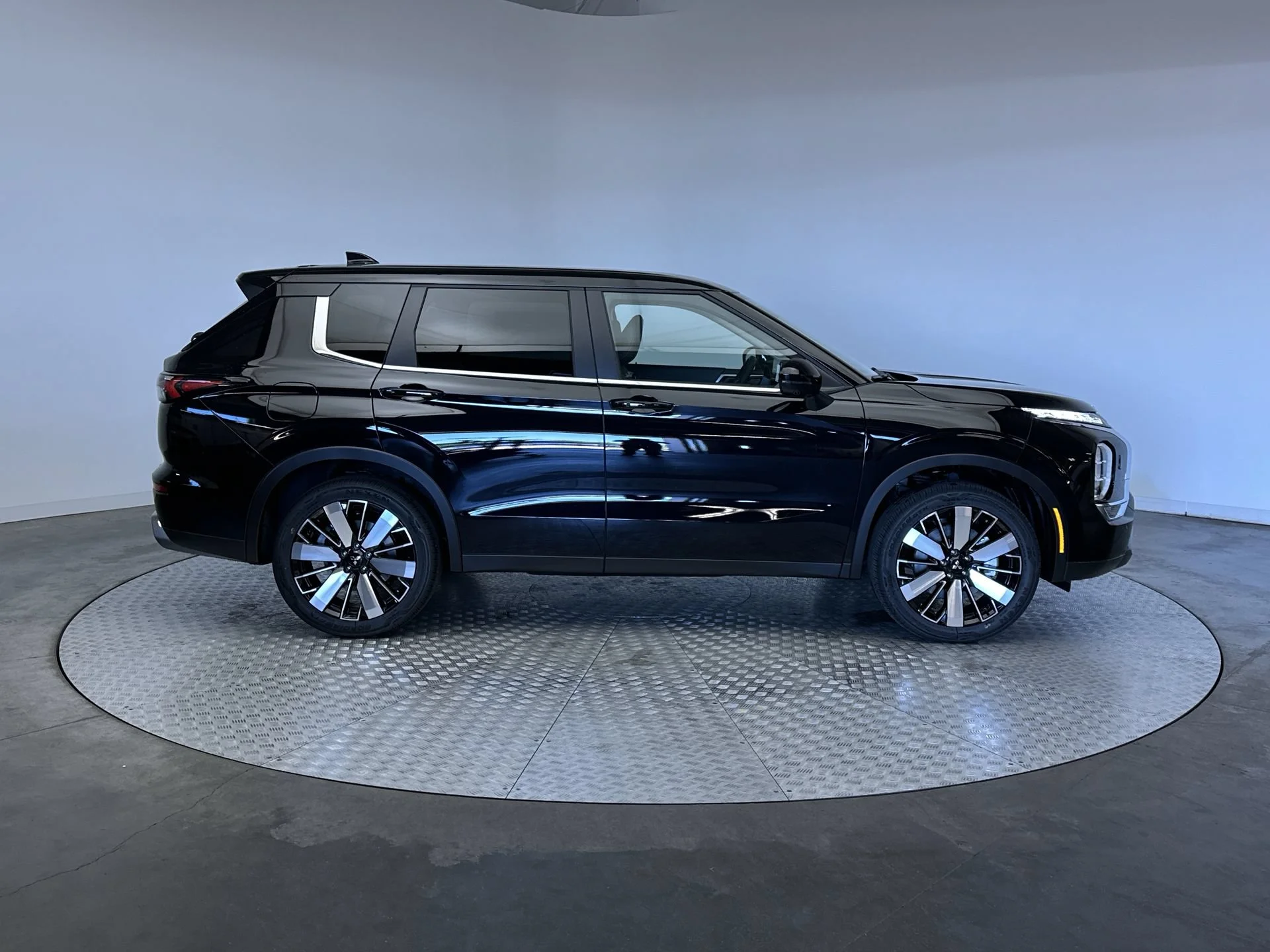 New 2026 Labrador Black Pearl Mitsubishi SE image 10