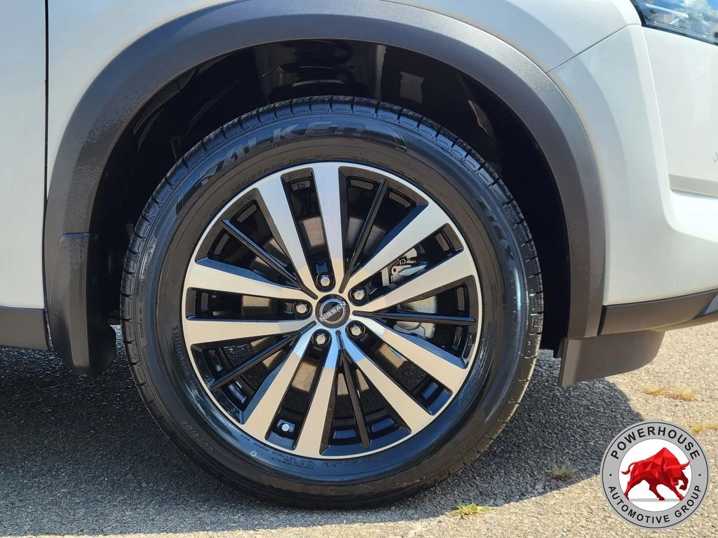 Used 2025 White Nissan Platinum image 12
