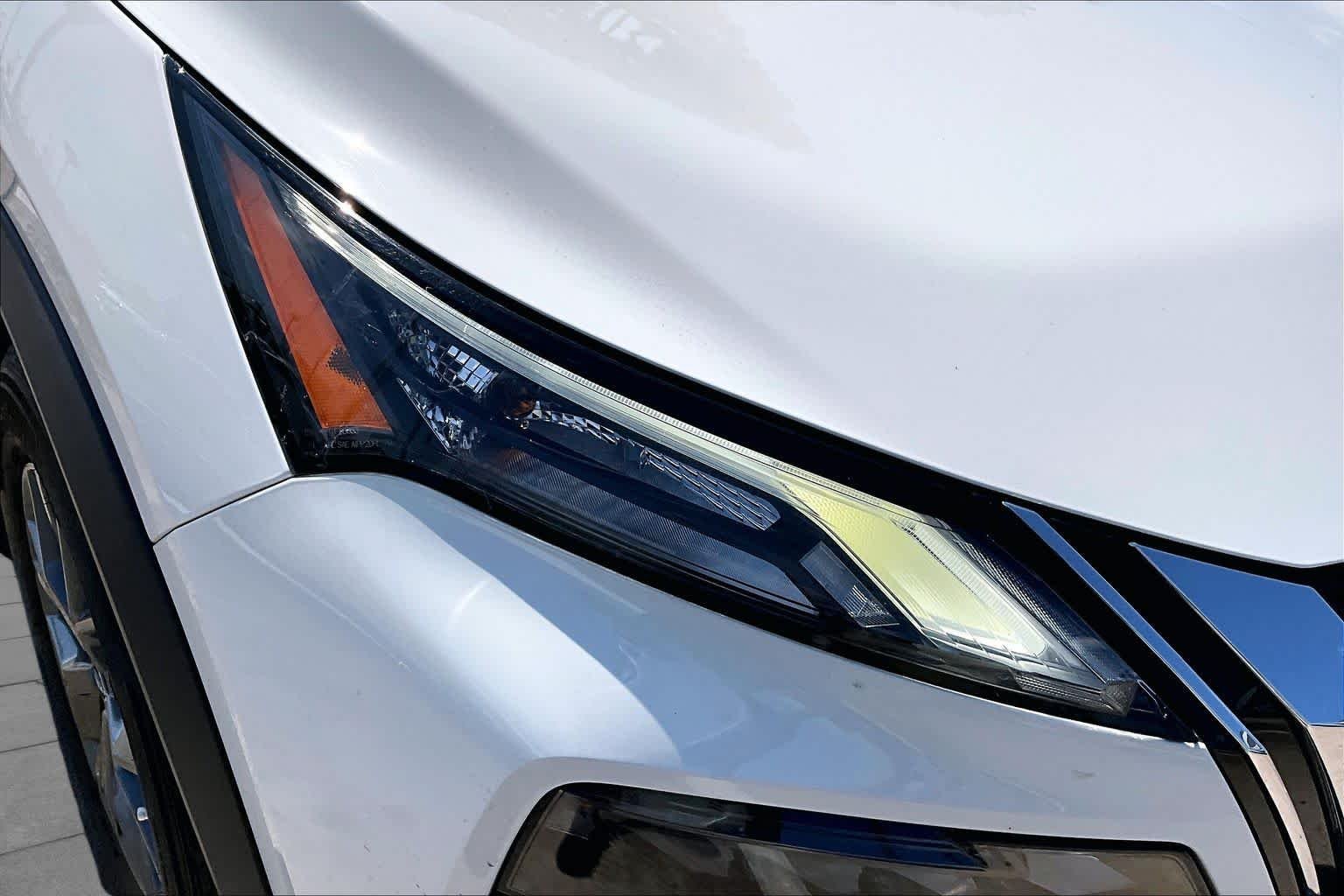 Used 2023 Glacier White Nissan S image 24