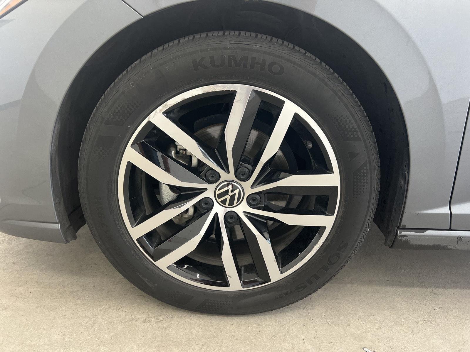 Used 2025 GRAY Volkswagen SE image 11