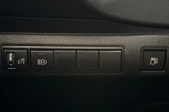 Used 2022 Wind Chill Pearl Toyota LE image 33