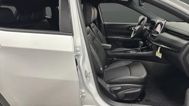 New 2026 Bright White Clear-Coat Exterior Paint Jeep Latitude image 23