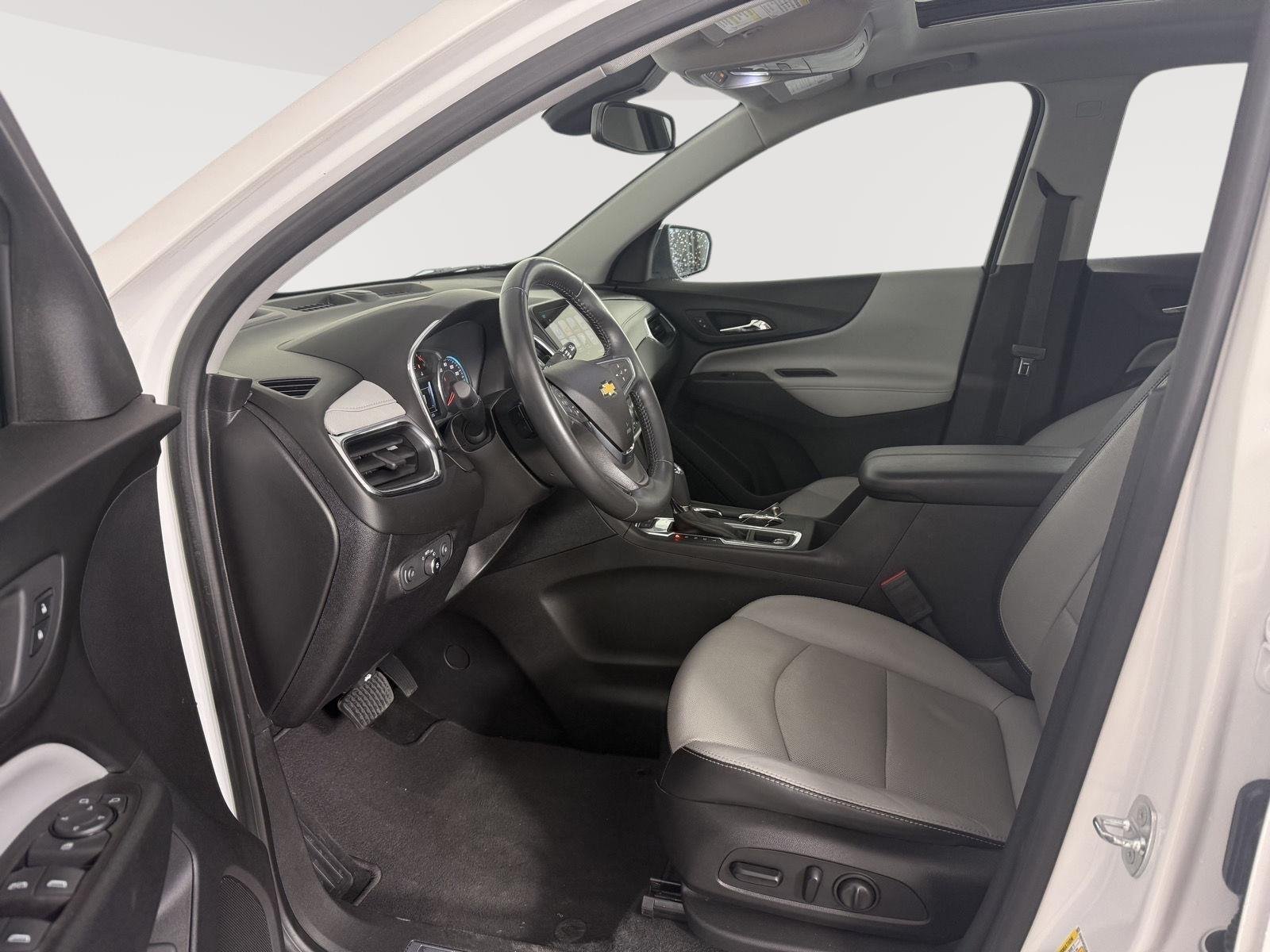 Used 2018 Iridescent Pearl Tricoat Chevrolet Premier image 2