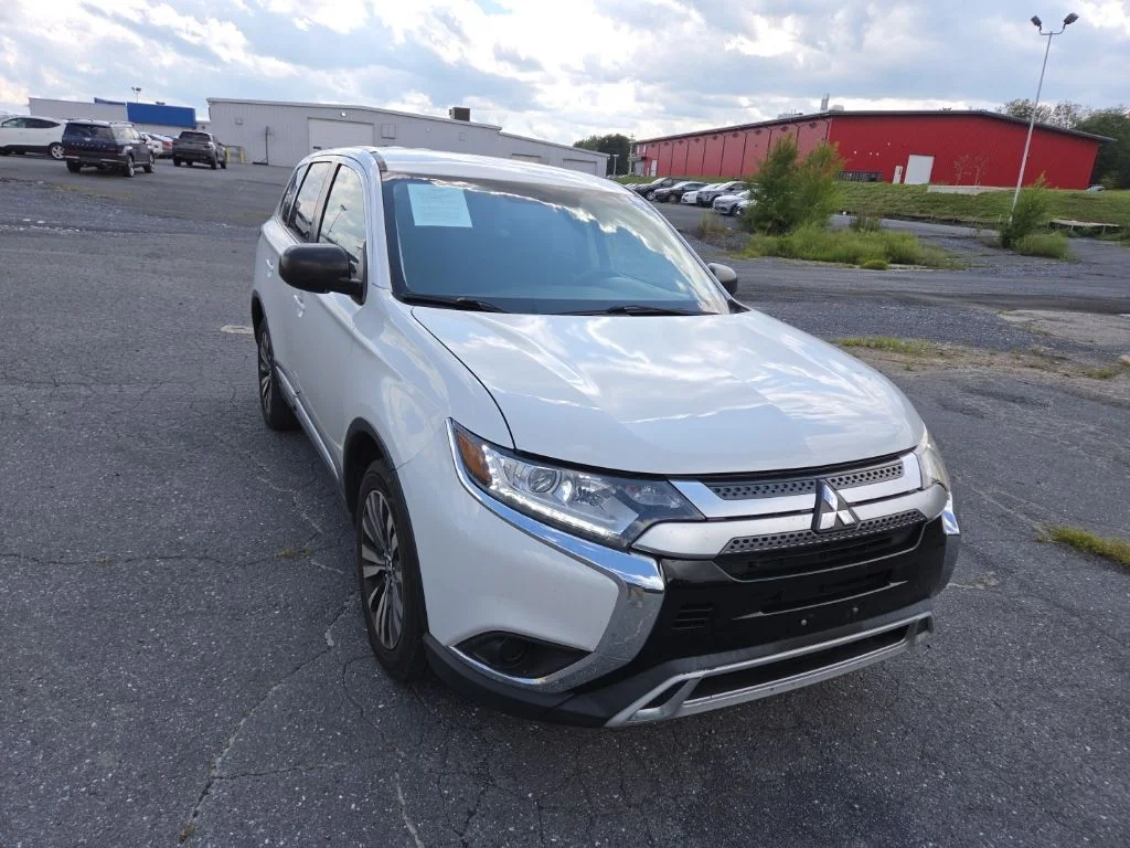 Used 2020 White Mitsubishi  image 1