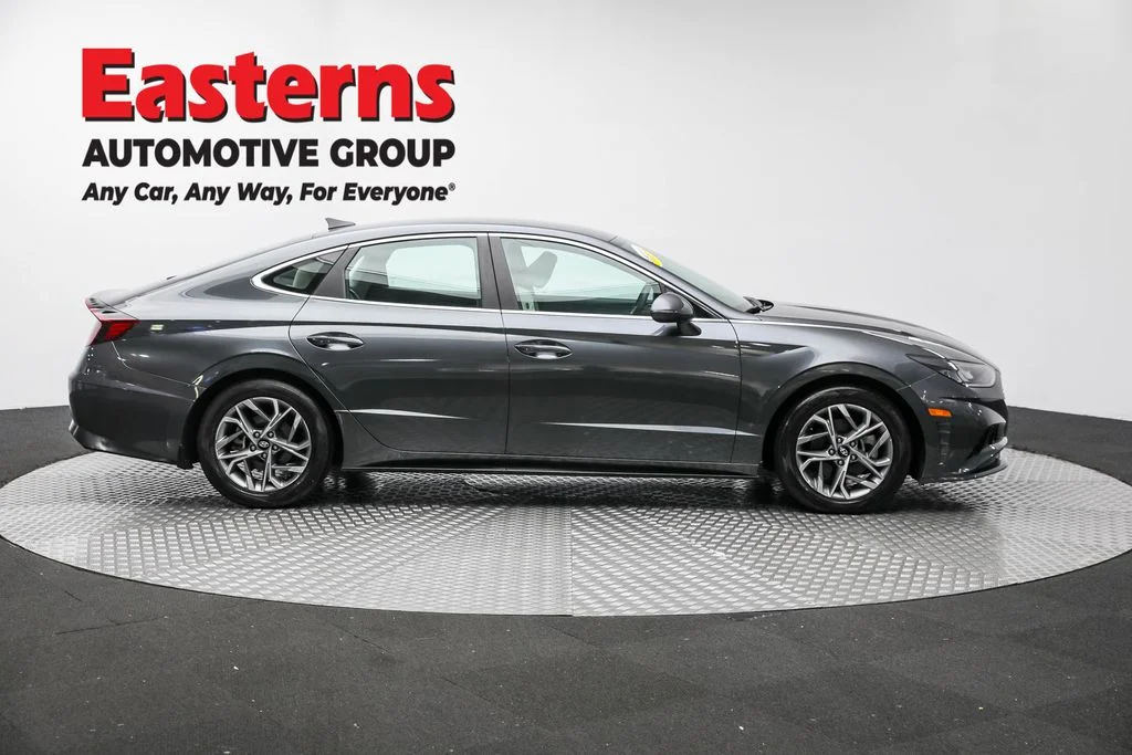 Used 2023 Gray Hyundai SEL image 4