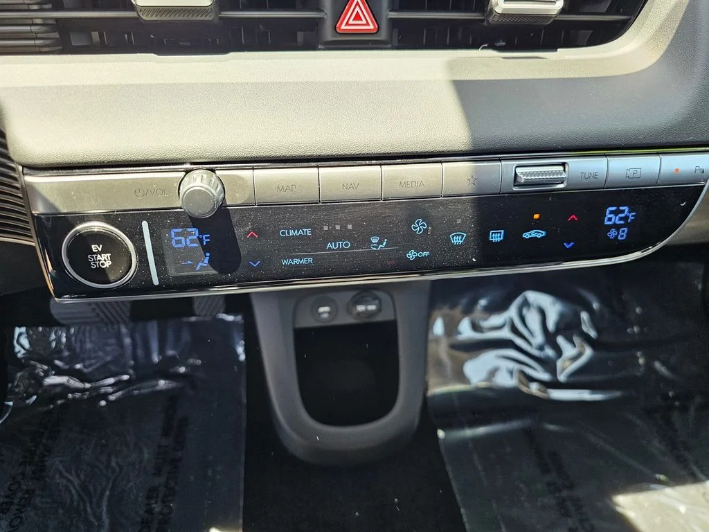 Used 2024 Green Hyundai SE image 29