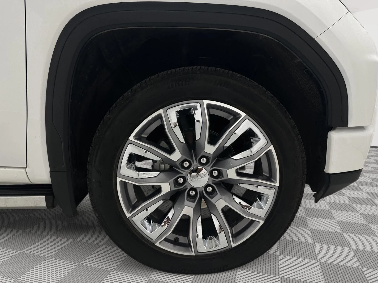 Used 2024 White Frost Tricoat GMC Denali image 31