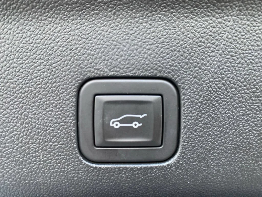 Used 2025 Iridescent Pearl Tricoat Chevrolet RST image 36