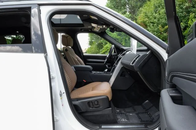 Used 2025 White Land Rover Dynamic SE image 43
