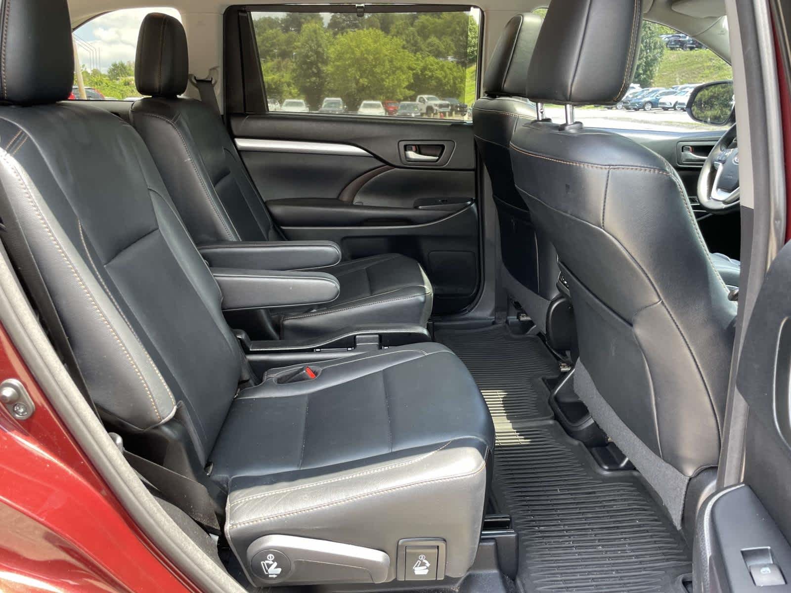 Used 2017 Ooh La La Rouge Mica Toyota XLE image 28