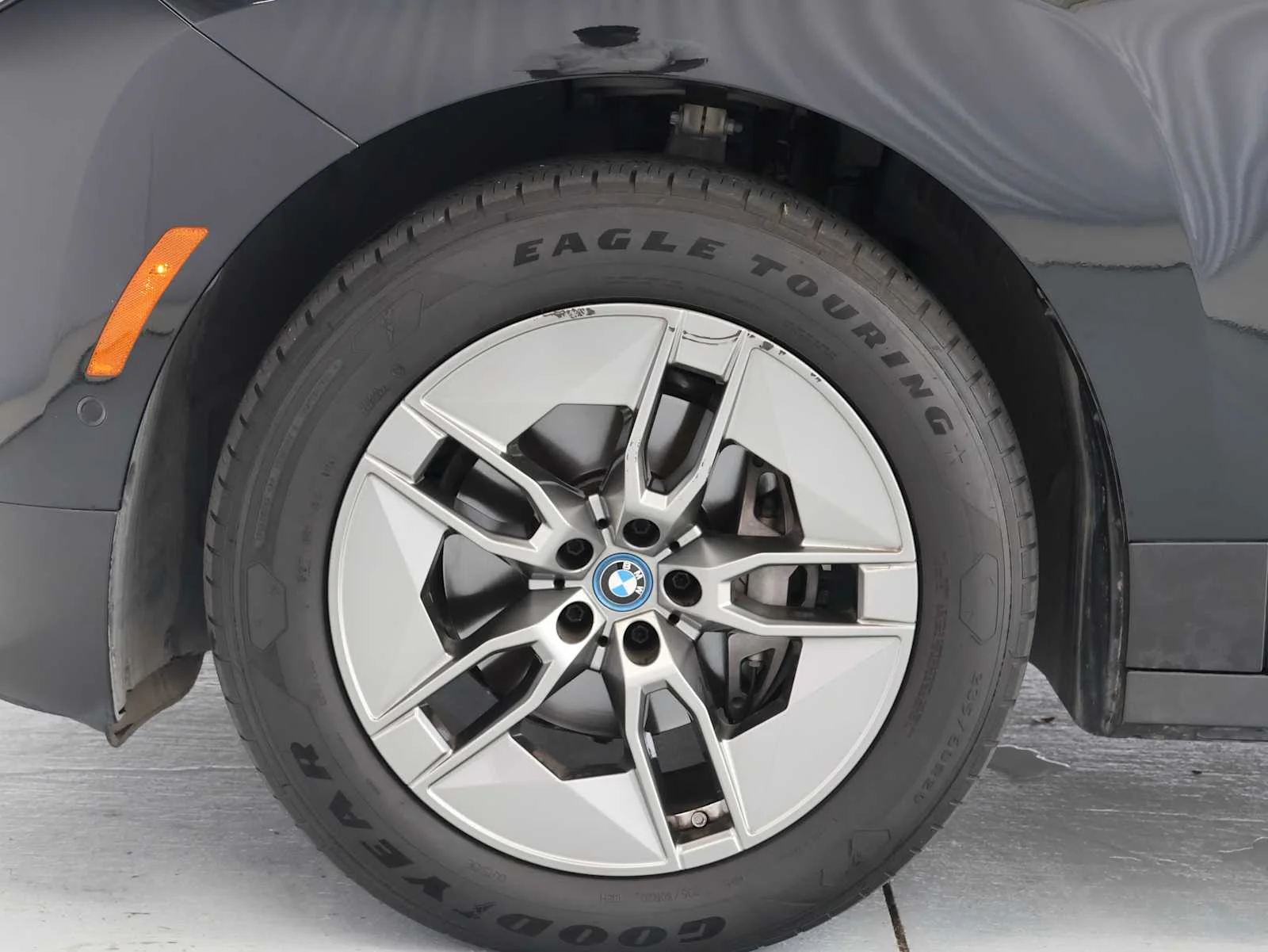 Used 2023 Black Sapphire Metallic BMW xDrive50 image 11