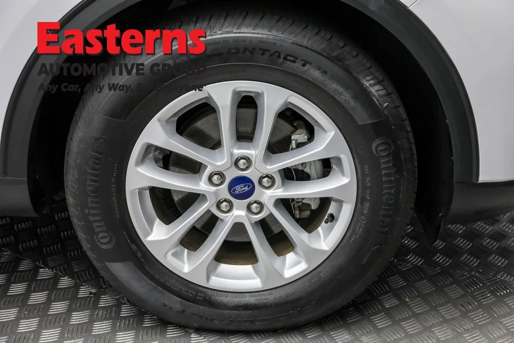 Used 2022 White Ford SE image 30