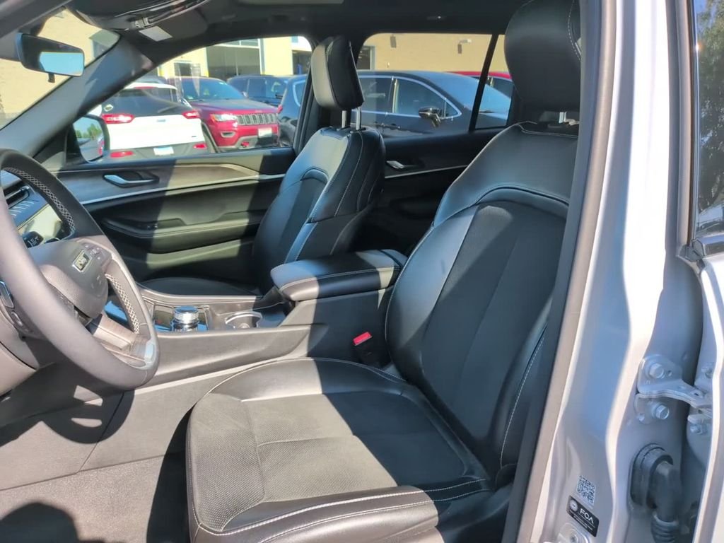 New 2026 Silver Zynith Exterior Paint Jeep Altitude image 17