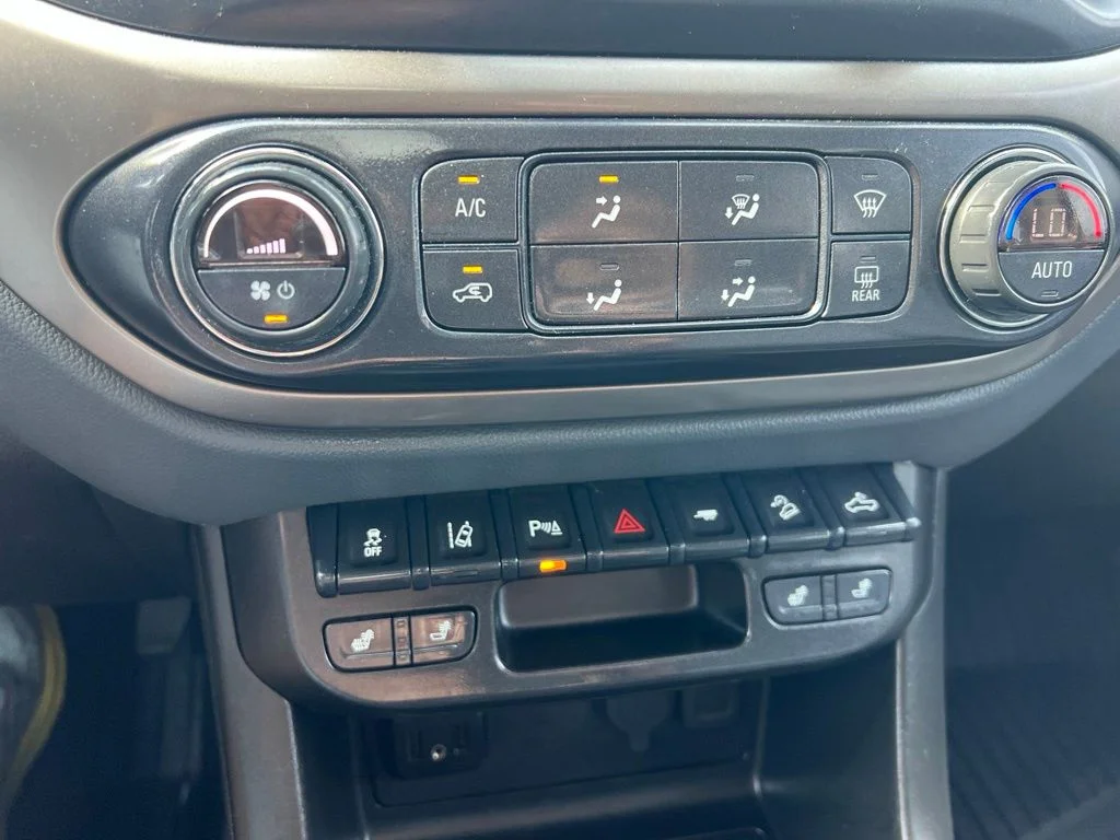 Used 2021 White Chevrolet Z71 image 38