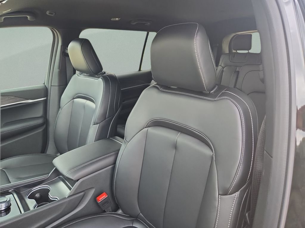 New 2025 Diamond Black Crystal Pearl-Coat Exterior Paint Jeep Limited image 14