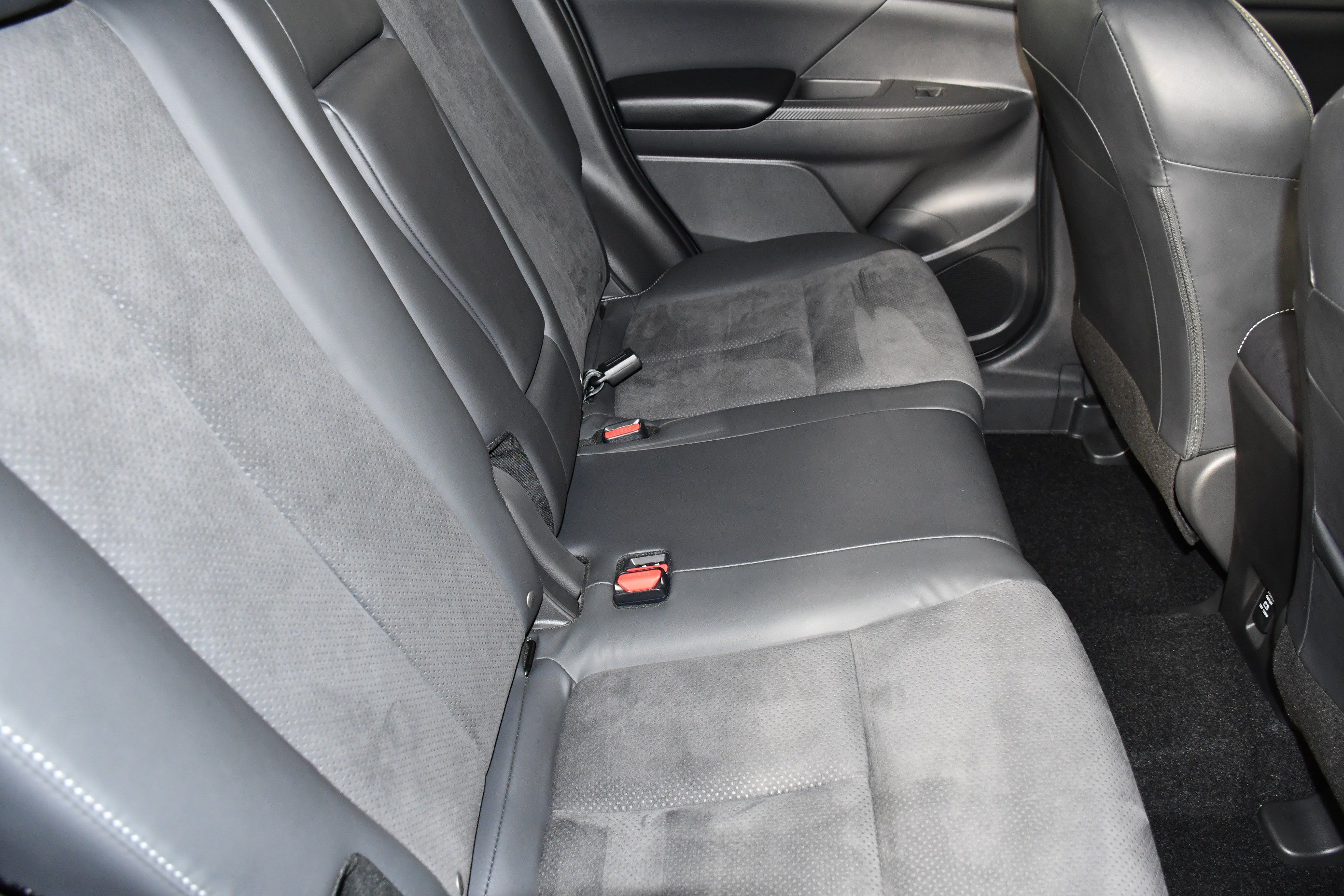 Used 2023 White Diamond Mitsubishi SE image 43