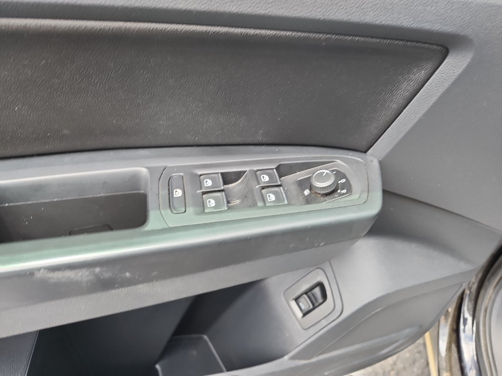 Used 2018 Deep Black Pearl Volkswagen 3.6L V6 SE image 16