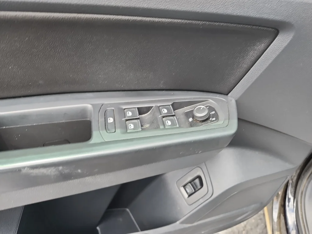 Used 2018 Deep Black Pearl Volkswagen 3.6L V6 SE image 16